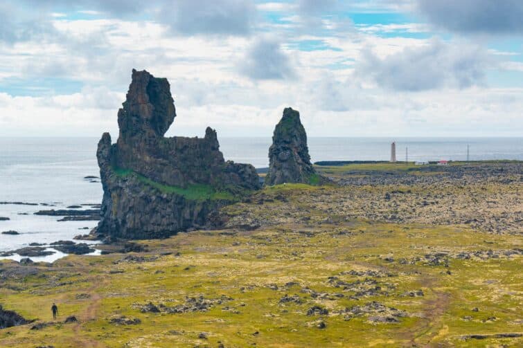 Falaises de Lóndrangar en Islande, avec ses piliers de basalte sur la côte sud