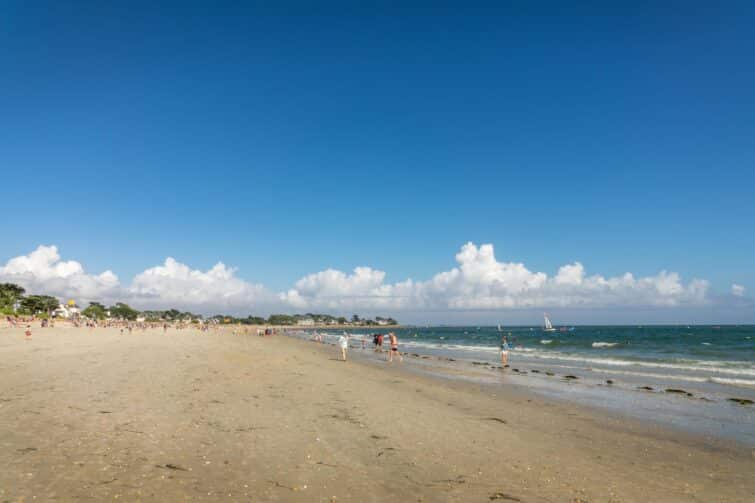 Grande Plage de Carnac en Bretagne avec sa plage de sable fin et mer calme