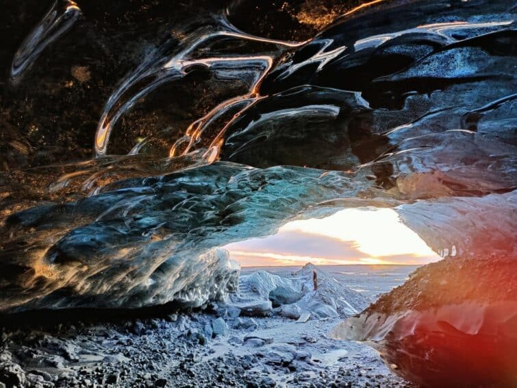 Grotte de glace du volcan Katla en Islande au coucher du soleil