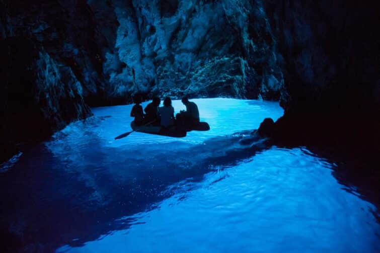 La grotte bleue de Bisevo, Croatie, avec ses reflets aquatiques lumineux