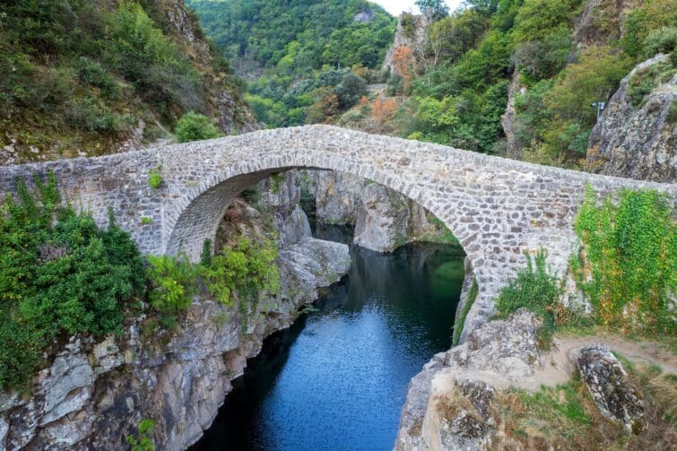 Le célèbre pont du diable dans les gorges de l'Ardèche, France