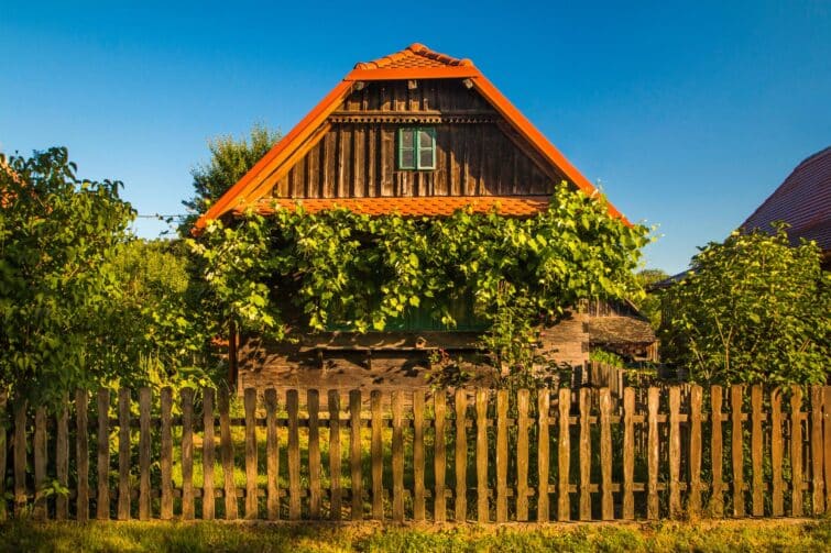 Maison en bois traditionnelle avec nichoir en Croatie, Route de Moslavina