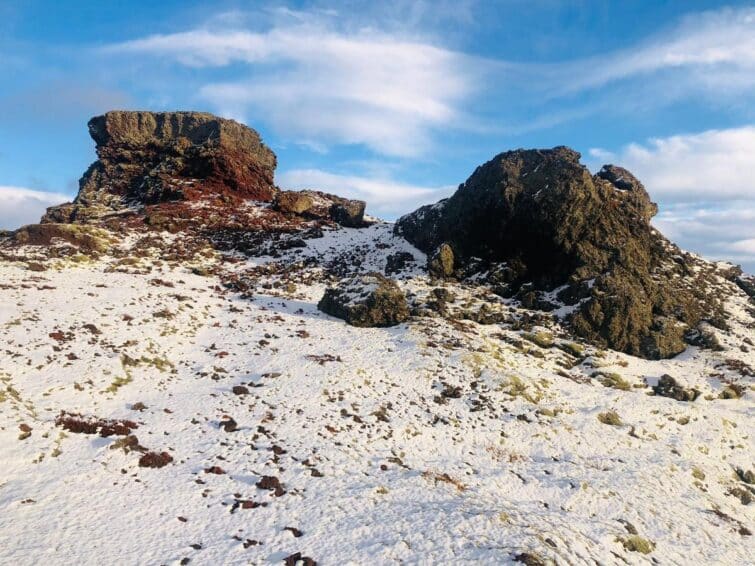 Paysage volcanique des Rauðhólar en Islande avec des collines rougeâtres et ciel bleu