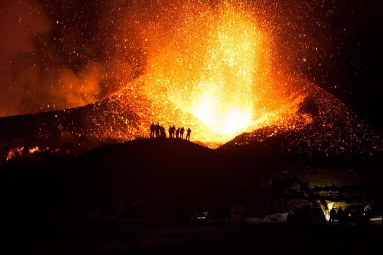 Personnes observant l’éruption du volcan Eyjafjallajökull en Islande