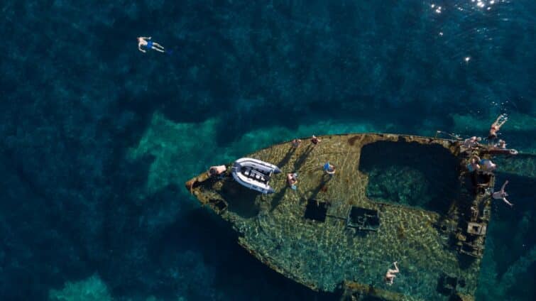 Plongeur explorant une épave sous-marine près de Dugi Otok en Croatie