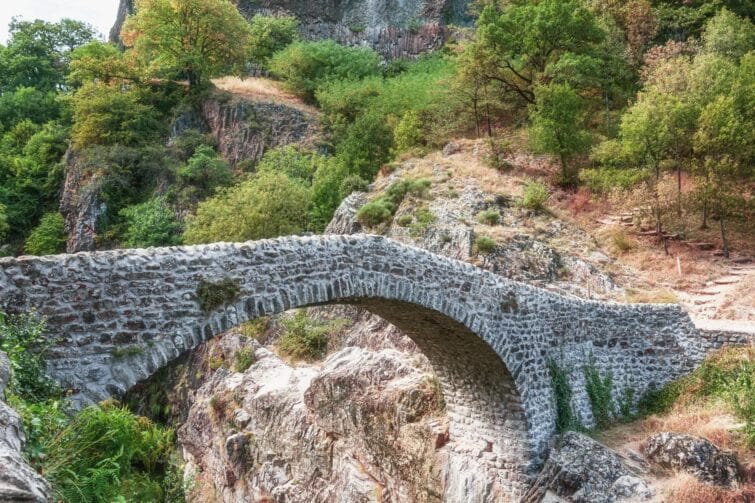 Pont du Diable, pont romain historique sur la rivière Ardèche près de Thueyts et Prat Berland