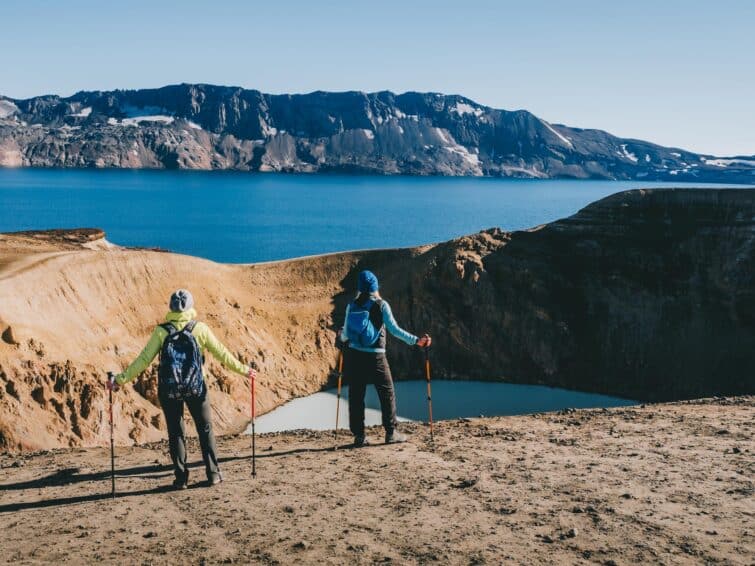 Randonneurs observant un lac de cratère géothermique près du volcan Askja en Islande