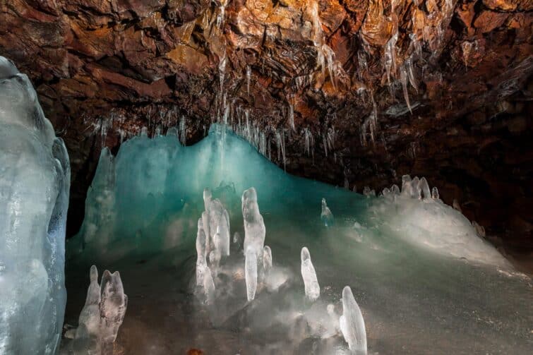 Sculptures de glace naturelles dans la grotte de Lofthellir en Islande