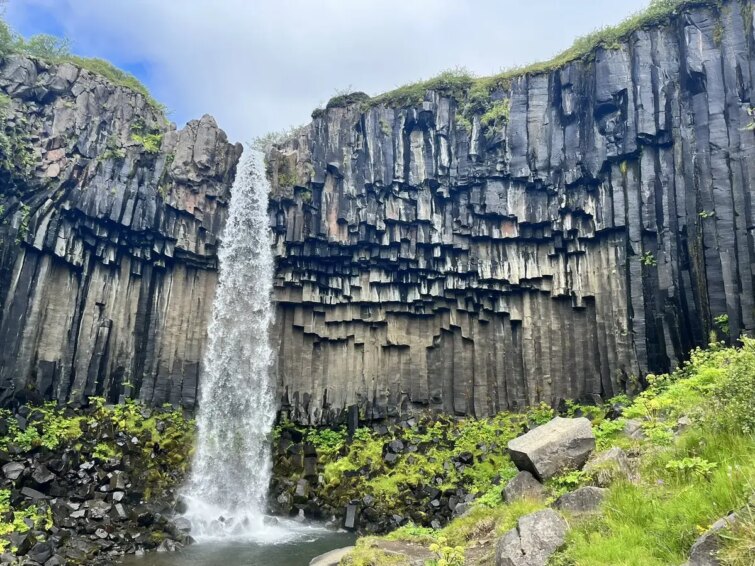 Sentier Svartifoss avec des colonnes de basalte et une cascade en Islande