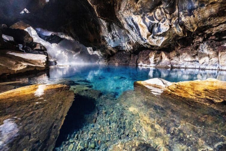 Source d'eau chaude de Grjótagjá en Islande