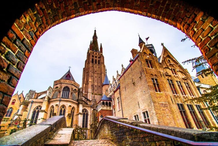 Tour de l'Église Notre-Dame à Bruges en journée