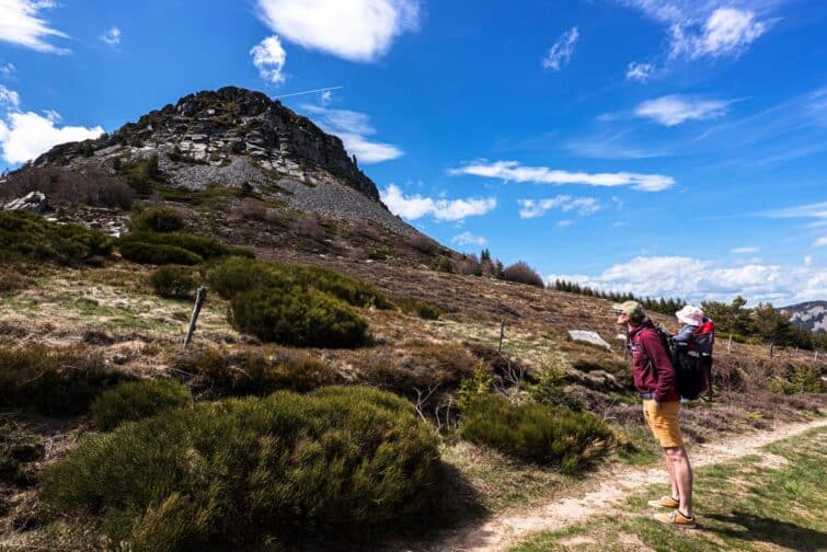 Touriste avec un porte-bébé admirant la vue au mont Gerbier de Jonc, Ardèche