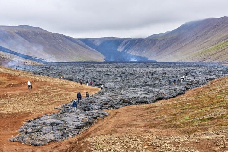 Touristes marchant sur le sentier de la route C au volcan Fagradalsfjall, Islande, en juillet 2021