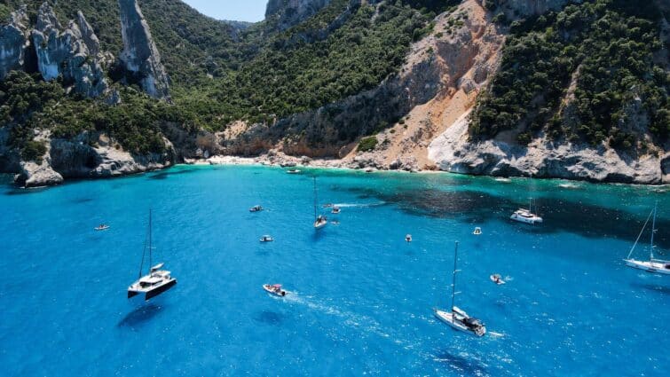 Vue aérienne de Cala Goloritzé sur la côte de Baunei en Sardaigne lors d'une excursion en bateau