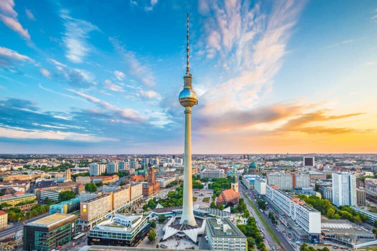 Vue aérienne de la ligne d'horizon de Berlin avec le Fernsehturm en vedette