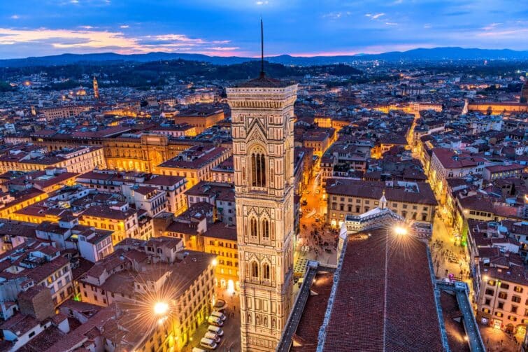 Vue aérienne du clocher de Giotto à Florence au crépuscule