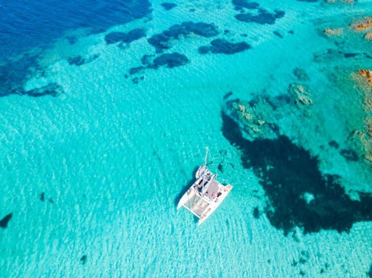 Vue aérienne d'un catamaran naviguant dans l'archipel de la Maddalena en Sardaigne, capturée par drone