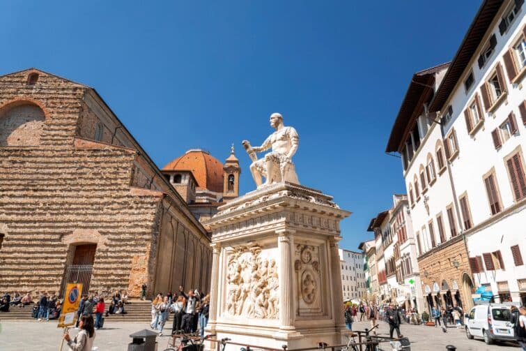 Vue de la Piazza San Lorenzo à Florence, Italie, avec visiteurs et architecture historique