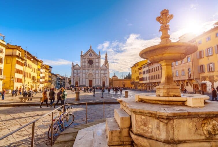 Vue de la Piazza Santa Croce à Florence avec la façade de la Basilique Santa Croce en journée.