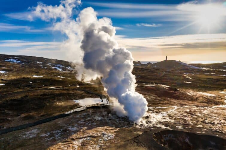 Vue du champ géothermique de Gunnuhver avec vapeur et paysage rocheux sur la péninsule de Reykjanes, Islande