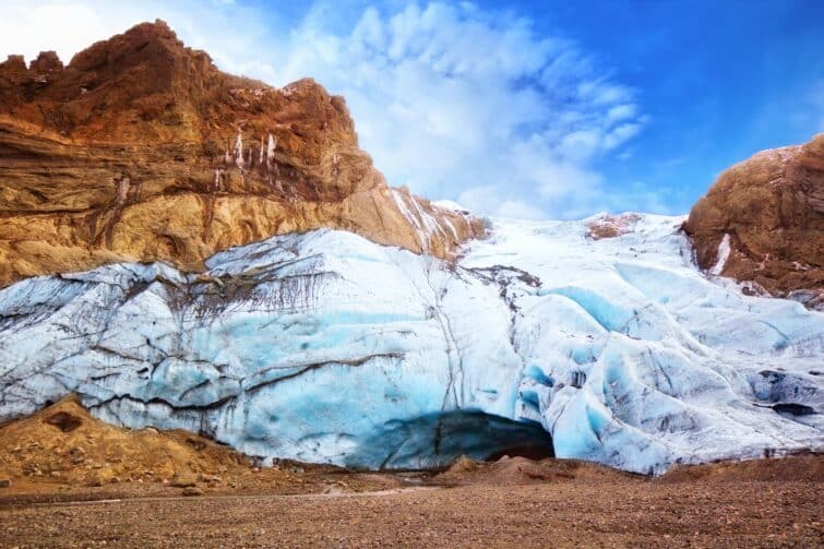 Vue du glacier Eyjafjallajökull en Islande, montrant l'immense étendue de glace avec des montagnes en arrière-plan et un ciel légèrement nuageux