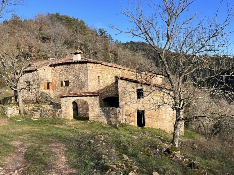 Vue du hameau de Saint-Sorny en Ardèche pendant la randonnée des gorges de la Daronne