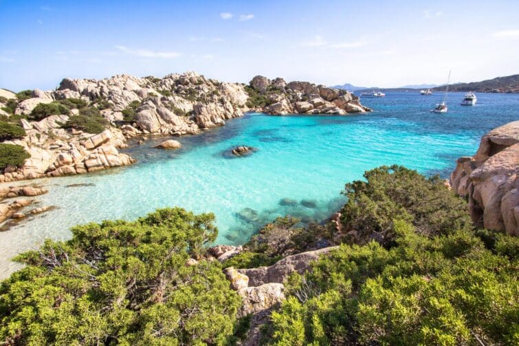 Vue d'une plage idyllique à Cala Coticcio sur l'île de Caprera, Archipel de La Maddalena, Sardaigne, Italie