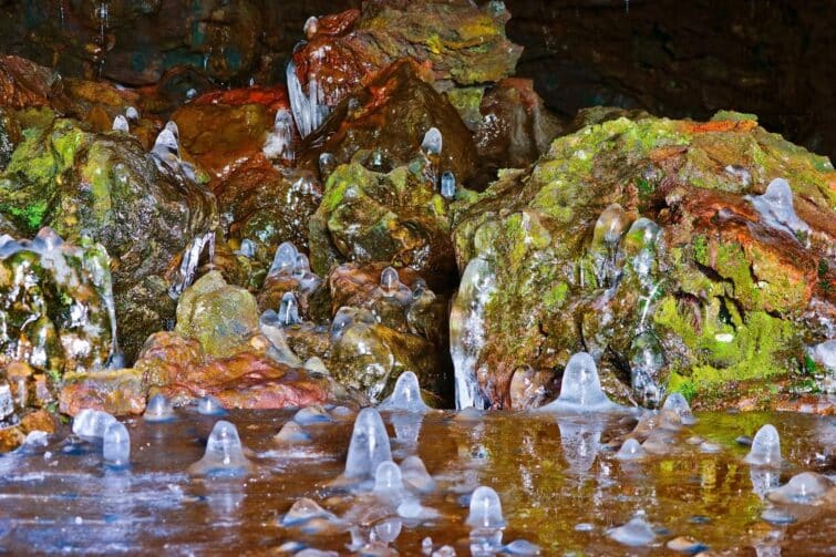 Vue intérieure de la grotte de lave de Vatnshellir sur la péninsule de Snæfellsnes, Islande