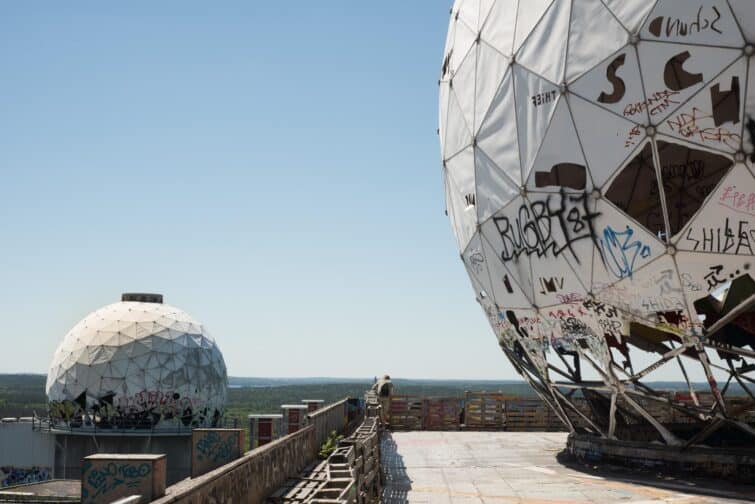 Vue panorama de Teufelsberg à Berlin, Allemagne, avec des graffiti sur les structures abandonnées