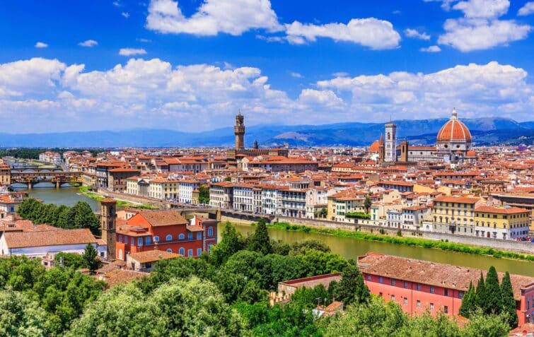 Vue panoramique de Florence depuis la Piazzale Michelangelo, montrant des bâtiments historiques et le Ponte Vecchio sur l'Arno