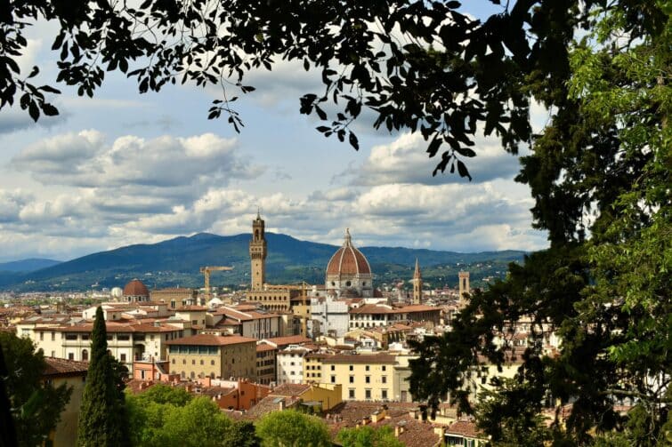 Vue panoramique de Florence depuis les jardins Bardini avec arbres en fleurs au printemps