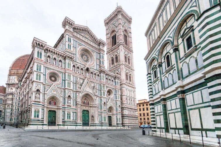 Vue panoramique de la Piazza del Duomo à Florence avec la cathédrale de Santa Maria del Fiore en journée ensoleillée