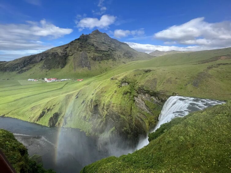 Vue panoramique des cascades Skógafoss à Skálabrekkufoss en Islande, montrant l'impressionnante chute d'eau et un ciel nuageux