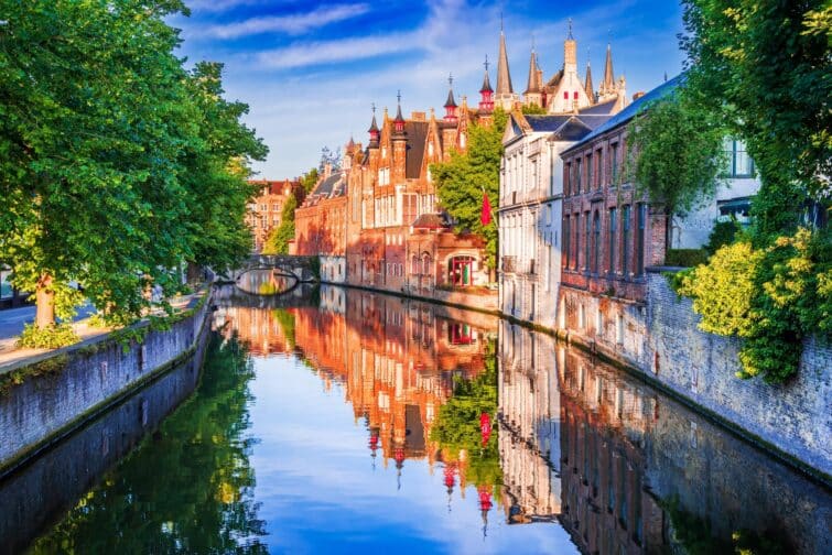 Vue panoramique du Canal Groenerei à Bruges, Belgique, avec des maisons historiques et des reflets sur l'eau