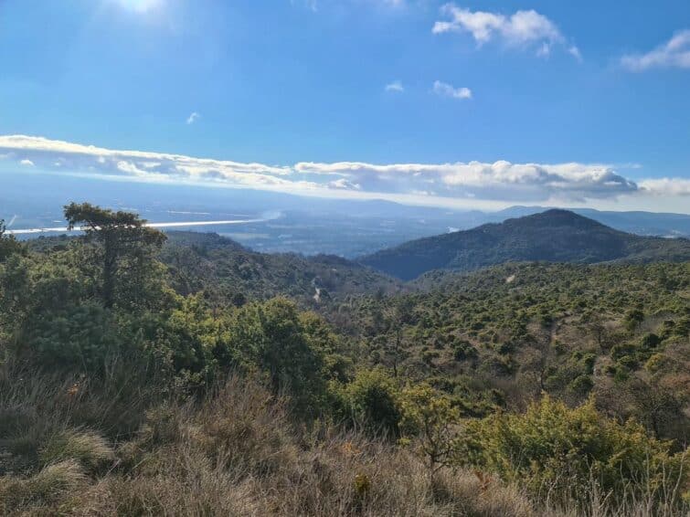 Vue panoramique du Pic de Chenavari en Ardèche, montrant des sentiers de randonnée et des vues montagneuses