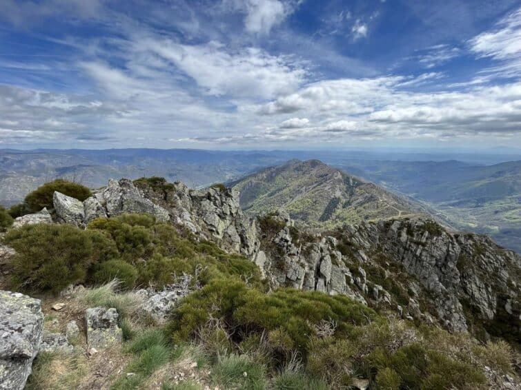 Vue panoramique du Rocher d'Abraham depuis le sentier de Mayres, Ardèche