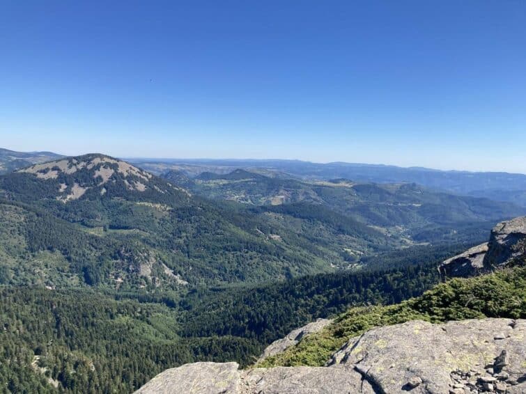 Vue panoramique du mont Gerbier de Jonc en Ardèche, montrant la montagne et sa végétation typique