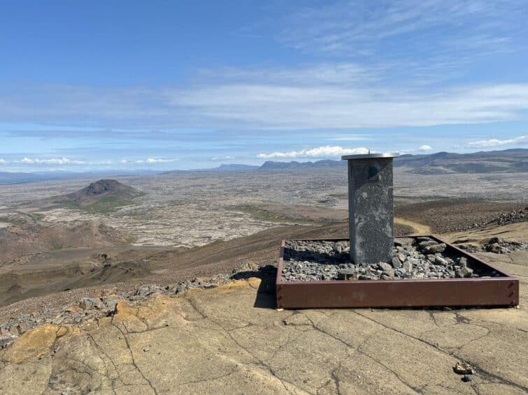 Vue panoramique du mont Helgafell, sentier de randonnée ensoleillé et paysage montagneux