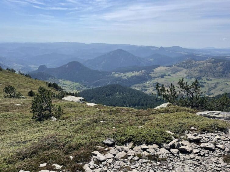 Vue panoramique du plateau du Mont Mézenc en Ardèche, montrant le paysage montagneux et verdoyant