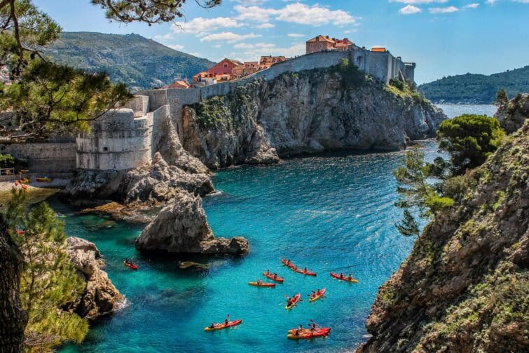 Vue panoramique du port et des murs anciens de la ville de Dubrovnik, Croatie