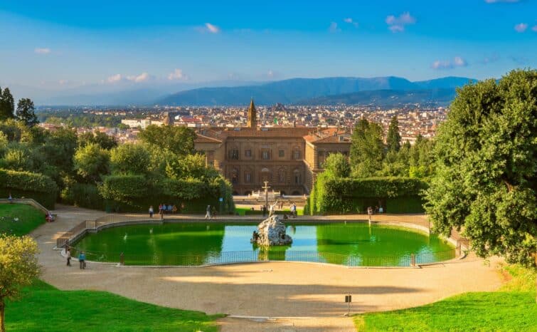 Vue panoramique sur Florence depuis les jardins de Boboli avec Palazzo Pitti en premier plan