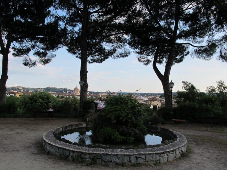 Vue panoramique sur Florence depuis les jardins horticoles du Parnasse