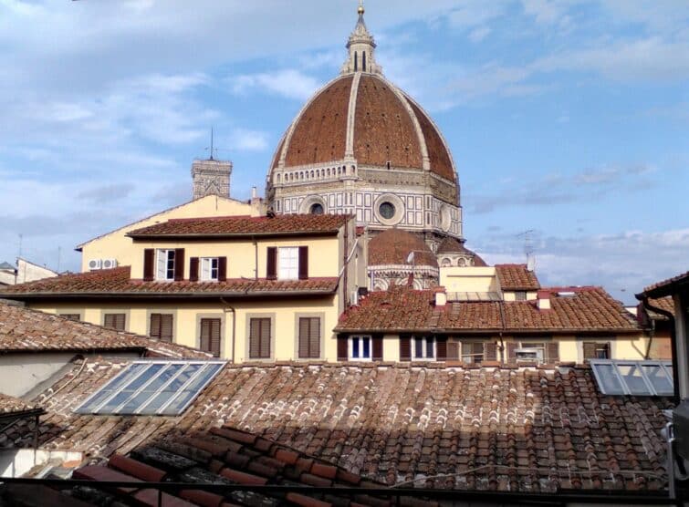 Vue panoramique sur la coupole du Duomo de Florence depuis la terrasse de la Bibliothèque Oblate