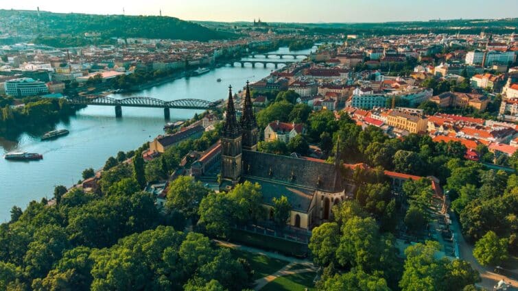 Vue sur le château de Vyšehrad depuis la rivière Vltava à Prague