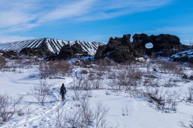 Vue sur le cratère Hverfjall depuis les champs de lave de Dimmuborgir près du lac Mývatn en Islande