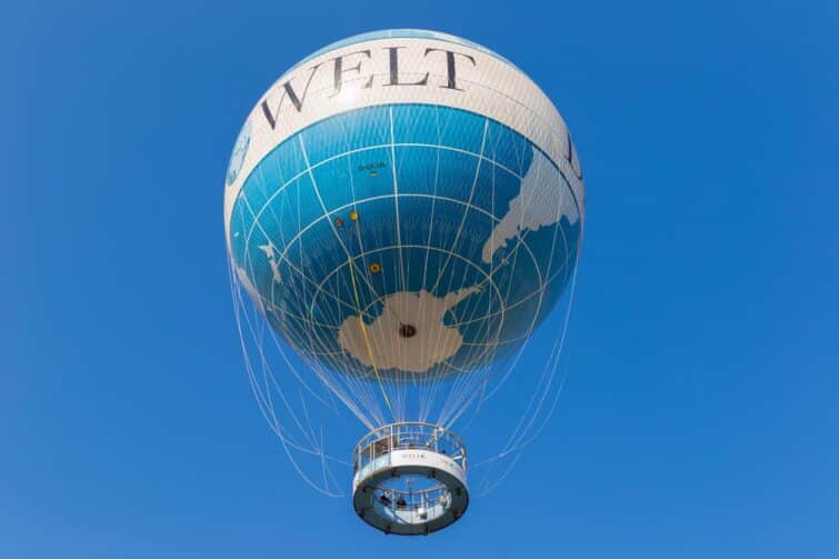 Welt Balloon captif offrant un service de tour aérien à Berlin