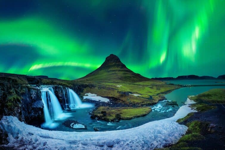 Aurores boréales colorées au-dessus du mont Kirkjufell en Islande