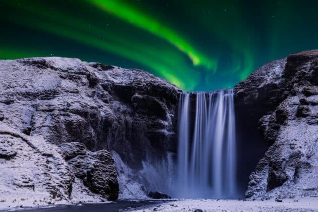 Aurores boréales illuminant le ciel nocturne au-dessus de Grotfjord, Norvège