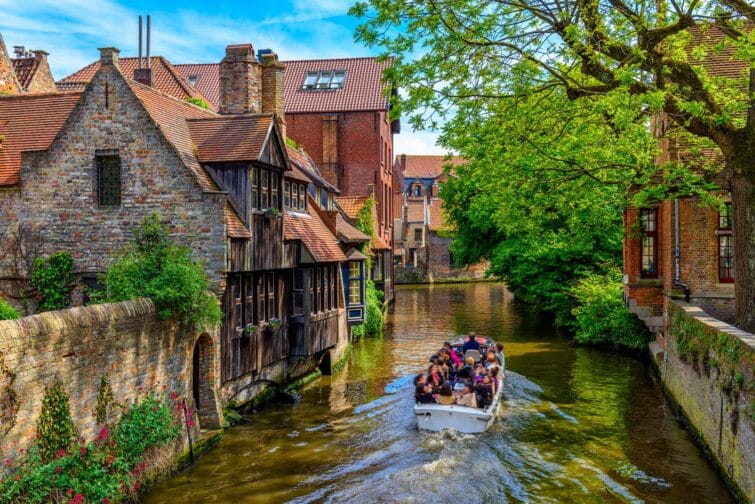 Balade en bateau sur les canaux de Bruges avec vue sur l'architecture historique