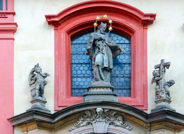 Basilique Saint-Georges à Prague, façade rouge distinctive, architecture romane